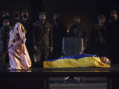Un momento del homenaje a las víctimas de la guerra en Ucrania en el Teatro Real el pasado domingo durante la última función de la ópera 'El ocaso de los dioses', de Wagner.