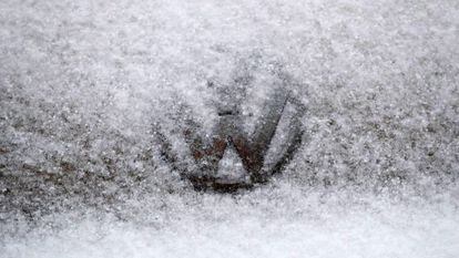 Logo de Volkswagen bajo la nieve.