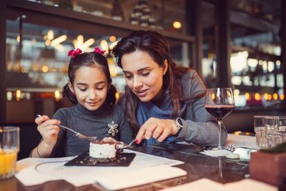 Una madre disfruta de la cena con su hija.