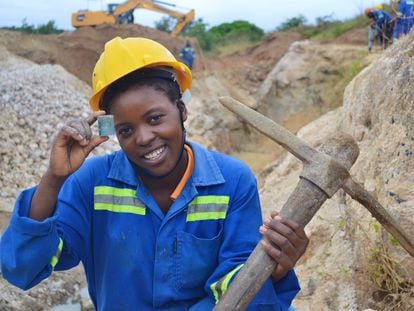 Sharon Kasoka muestra una de las piedras extraídas en la mina Zimbaqua, en el distrito de Karoi, en el norte de Zimbabue, en mayo de 2021.