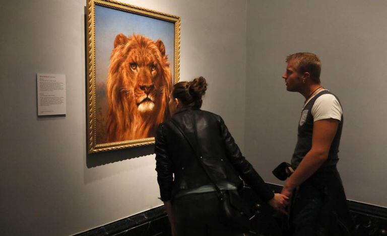 Dos visitantes del Museo del Prado observan El Cid (1879), de Rosa Bonheur.