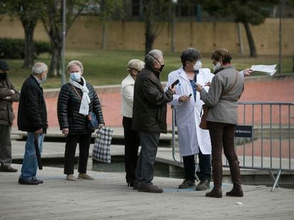 Vacunación de septuagenarios con la el fármaco de Pfizer, el 14 de abril en el Parque Tecnológico de Barcelona Activa.