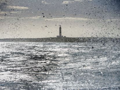 Olas rompen en Son Ganxo (Menorca) con la isla del Aire al fondo, el pasado febrero.