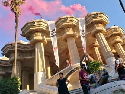 Un noi i una noia, encadenats al drac del Park Güell.