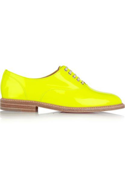 Si te gustan los colores ácidos también para el invierno, hazte con este zapato amarillo de Christian Louboutin (450 euros).