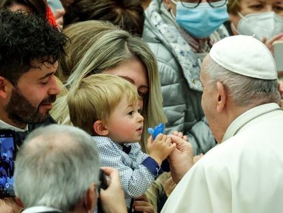 El papa Francisco da el chupete a un niño durante una audiencia general semanal en el pabellón Paolo VI, en el Vaticano.