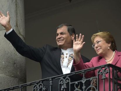 Correa y Bachelet en el balcón presidencial de Quito.