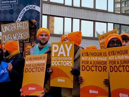 Médicos residentes de Inglaterra, este miércoles, protestas en Londres para lograr una subida salarial.