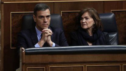 El presidente del Gobierno, Pedro Sánchez, y la vicepresidenta, Carmen Calvo, este martes en el Congreso.