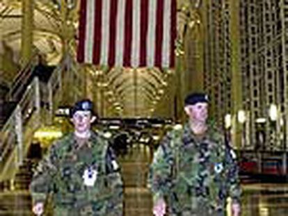 Una pareja de la Guardia Nacional patrulla el aeropuerto de Washington para vuelos nacionales.