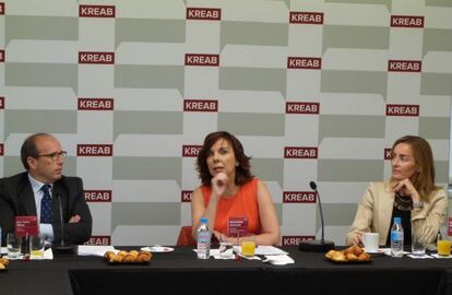 Jaime Olmos, socio de public affairs de Kreab; Esther Arizmendi, presidenta del Consejo de Transparencia, y Carmen Basagoiti, socia del área financiera de Kreab, durante un desayuno informativo la semana pasada en Madrid.
