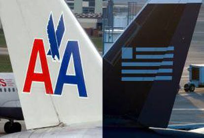 Combo fotográfico que muestra la cola de un avión de US Airways (d) y otra de American Airlines (i). EFE/Archivo
