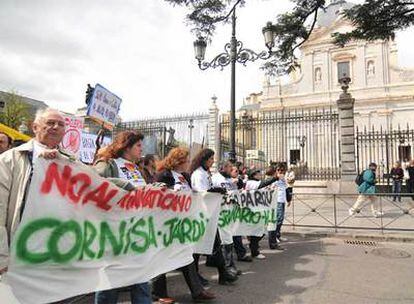 Cabeza de la manifestación contra el plan del Ayuntamiento que otorga a la Iglesia 25.000 metros cuadrados para construir.