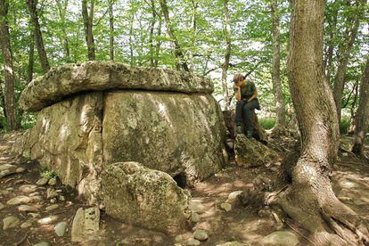 Salpicando el paisaje montañoso apenas tocado por la mano del hombre del Cáucaso occidental aparecen miles de antiguas estructuras megalíticas a la que los arqueólogos han puesto edad basándose en la cerámica encontrada en sus proximidades: entre 4.000 y 6.000 años de antigüedad (en la foto, dolmen en Adygea, Rusia). No se sabe a ciencia cierta de dónde vinieron las piedras, adornadas y grabadas con símbolos como zigzags, triángulos y círculos concéntricos. Los asentamientos de esta cultura de los dólmenes se situaban en las orillas de los ríos o en elevaciones del terreno.