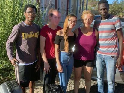 Abdou, Susana, Lucía Jiménez, Rosa Herrera y Niska el miércoles 5, antes de que los migrantes fueran trasladados fuera de Tunte.