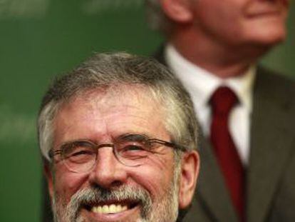 Gerry Adams sonríe a sus seguidores el pasado lunes en un acto en West Belfast una vez liberado tras cuatro días de detención.