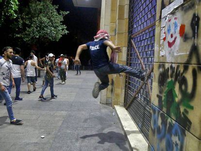 Manifestantes atacan tiendas en el centro de Beirut, Líbano.