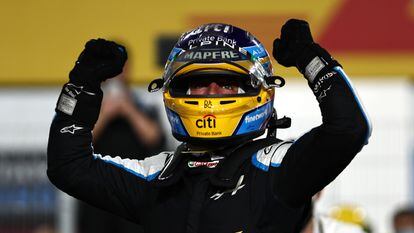 Alonso celebra su tercer puesto en el Gran Premio de Qatar.