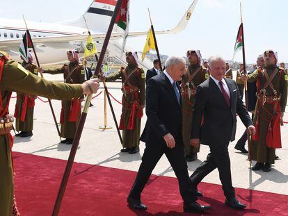 El rey Abdalá de Jordania (derecha) recibía este lunes en Amán al presidente iraquí, Abdul Latif Rashid, en una imagen distribuida por la presidencia de Irak.
