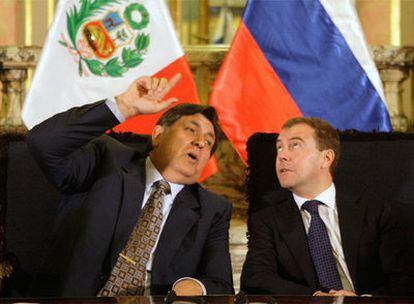 Los presidentes de Perú y Rusia, Alan García y Dmitri Medvedev, ayer en Lima.