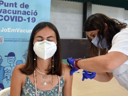 Una enfermera administra una vacuna a una joven en Calafell, en Tarragona.