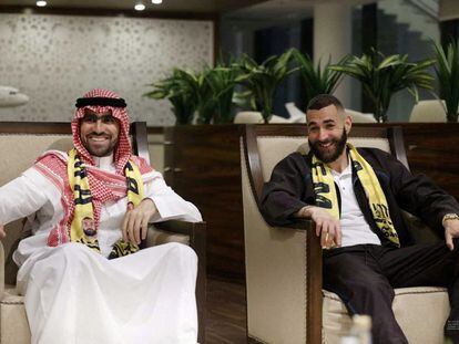 El futbolista Karim Benzema (derecha), en Yeda, en una imagen difundida el 7 de junio tras firmar su fichaje con el equipo saudí Al Ittihad.