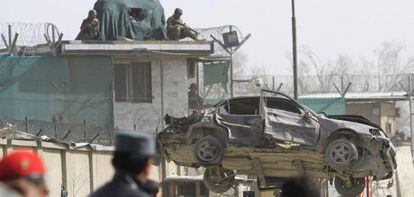 La polic&iacute;a afgana retira un coche tras la explosi&oacute;n en Kabul.