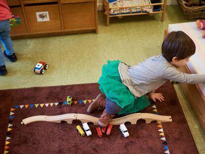 Alumna de la Escuela Infantil Amalur en Pamplona jugando con coches. 