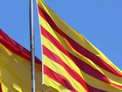  Banderas española y catalana.