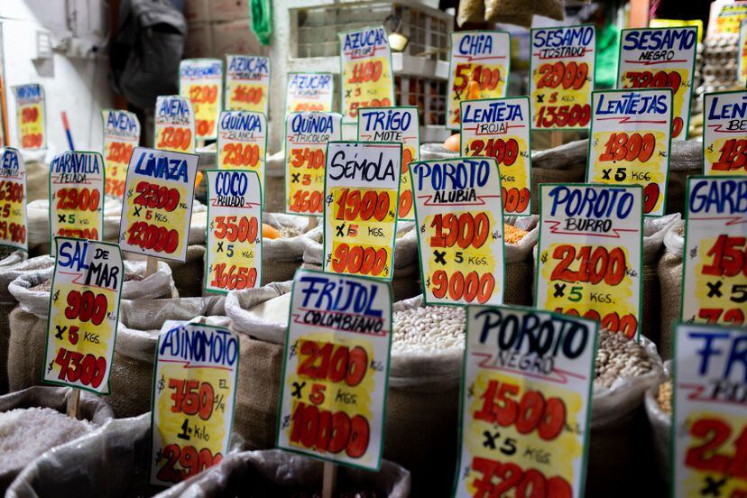 Vista de los precios de la canasta básica que refleja los altos valores de los productos básicos en la Vega Central, el mercado más popular de Santiago.