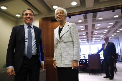 El ministro de Hacienda de Argentina, Nicolás Dujovne, y la titular del FMI, Christine Lagarde, reunidos en Washington, el jueves.