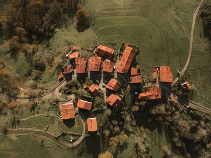 Vista aérea de un pueblo en Cantabria.