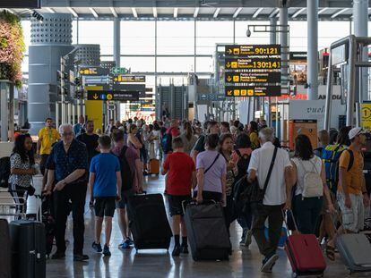 Pasajeros en el aeropuerto de Alicante-Elche Miguel Hernández durante el último día del mes de agosto.