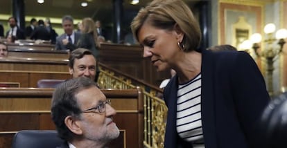 El presidente del Gobierno en funciones, Mariano Rajoy, conversa con María Dolores de Cospedal, poco antes de que comenzara la segunda jornada del debate de su investidura. EFE