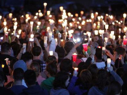 Vigilia por las v&iacute;ctimas de un tiroteo en un colegio de Oregon 