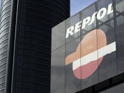 Vista del logotipo de la compa&ntilde;ia petrolera Repsol,  en su sede del Paseo de la Castellana en Madrid. 