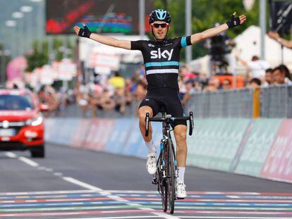 Mikel Nieve entra triunfador en la meta de Cividale del Friuli.