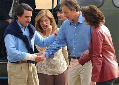 Blair se interesa por Aznar, que lucía un vendaje en la muñeca, a la llegada del presidente y su esposa a Londres.