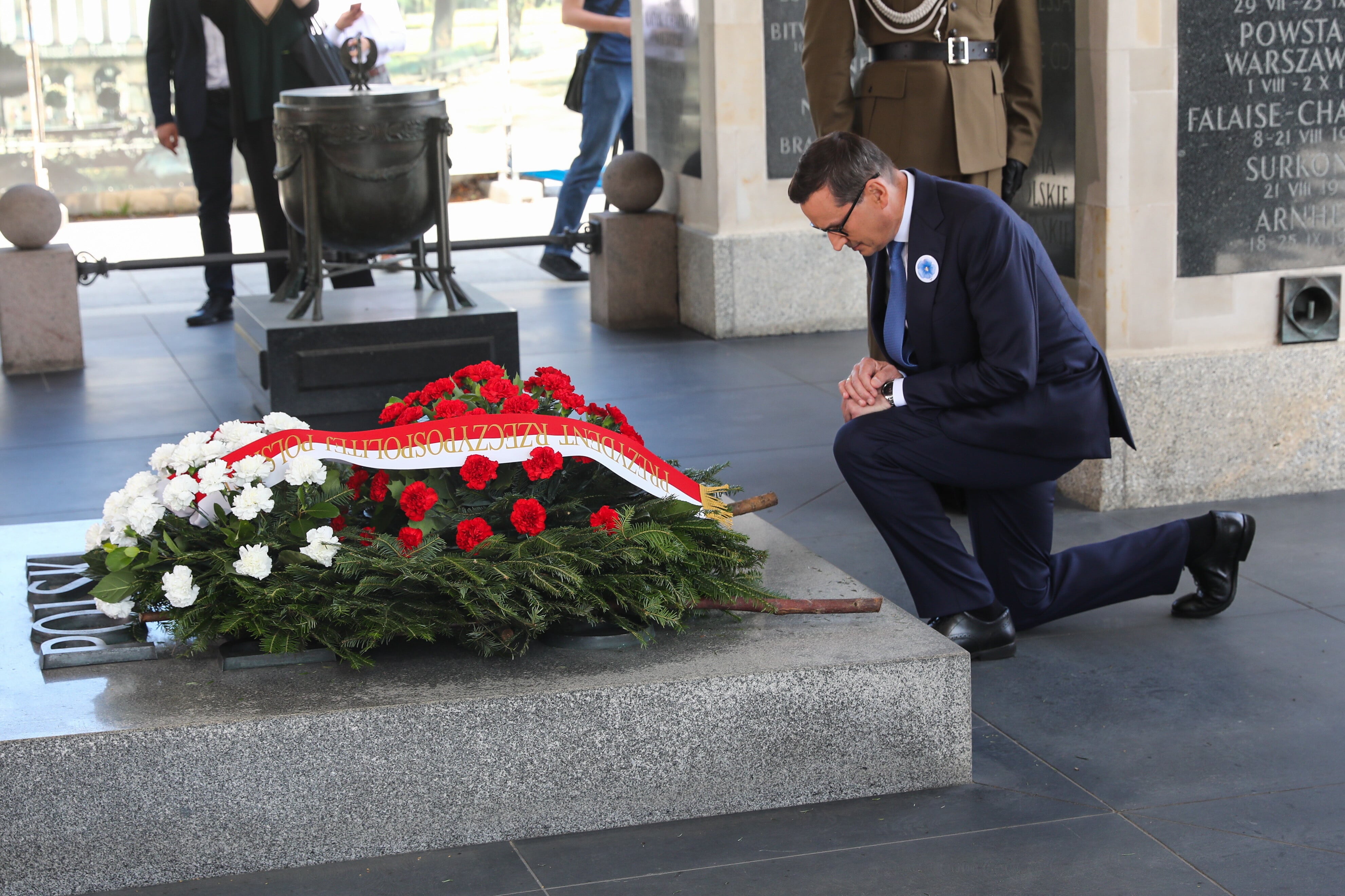 El primer ministro polaco, Mateusz Morawiecki, rinde homenaje a las víctimas de la matanza de Volinia, este martes en Varsovia.