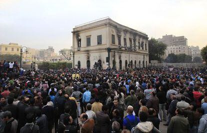 Cientos de manifestantes protestan frente al Instituto Egipcio, asaltado e incendiado durante los disturbios.