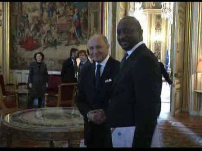 El ministro francés de Exteriores, Laurent Fabius, ha anunciado una reunión extraordinaria de la UE para tratar la situación de Malí después de reunirse con su homólogo de ese país. Vídeo: REUTERS-LIVE!