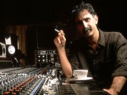 Frank Zappa, en un estudio de grabación en una imagen sin datar.