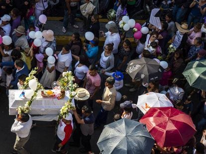 Amigos y familiares de Fátima caminan con el féretro durante el funeral en Ciudad de México. En vídeo, un hombre y una mujer, detenidos por el asesinato de Fátima.