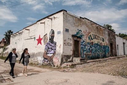 Mujeres caminan en Temacapulín, Jalisco.