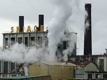 El futuro de Sniace, en el aire: peligra su planta industrial y deja de pagar nóminas