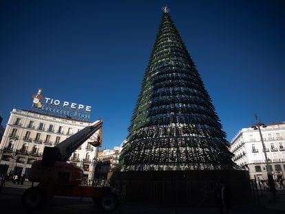 El árbol de Navidad ubicado en la Puerta del Sol, donde será el evento de encendido de luces de este año.
