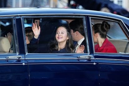 La princesa Josefina saluda mientras ella y sus hermanos, el príncipe Vicente, la princesa Isabel y el príncipe heredero Christian, llegan a la residencia de la corona danesa tras la proclamación.