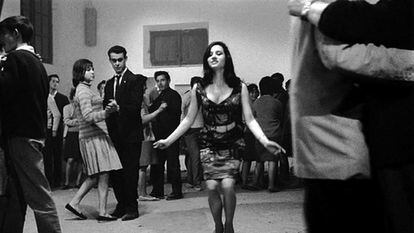 Sara Lezana baila al inicio de 'El extraño viaje' (1964), de Fernando Fernán Gómez.