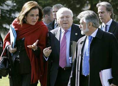 El ministro español de Asuntos Exteriores, entre sus homólogos de Portugal (a la derecha) y Grecia.