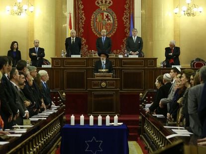 Margallo (derecha), García Escudero y Méndez de Vigo presiden en el Senado el acto por el día del Holocausto.